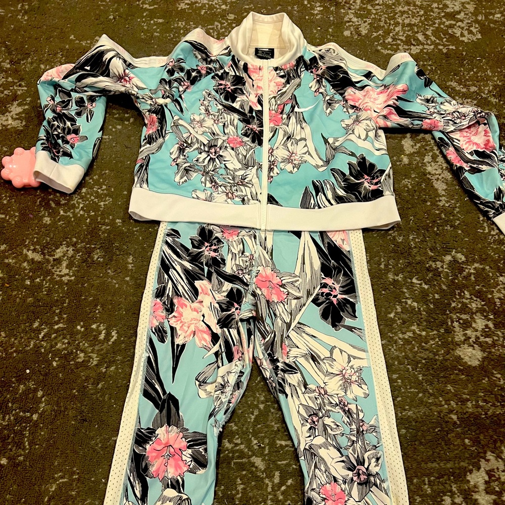 Nike 2 pc set size medium. Gently used